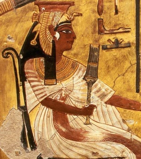 11. Kamusal ve toplumsal olarak erkeklerden daha aşağı görülmüş olsalar da, Mısırlı kadınlar büyük ölçüde yasal ve mali bağımsızlığa sahipti.