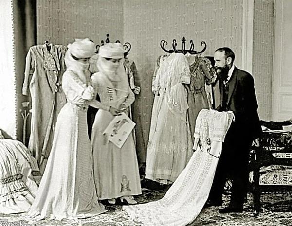 19. Kahire'deki Fransız terzi dükkanında seçkin Mısırlı kadınlar - 1890'lı yıllar: