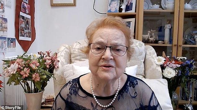 Holokost eğitimcisi Marina Smith, hayatı ve maneviyatı hakkında kısa bir konuşma yaptı ve törene katılan aile üyelerinden gelen soruları yanıtladı.