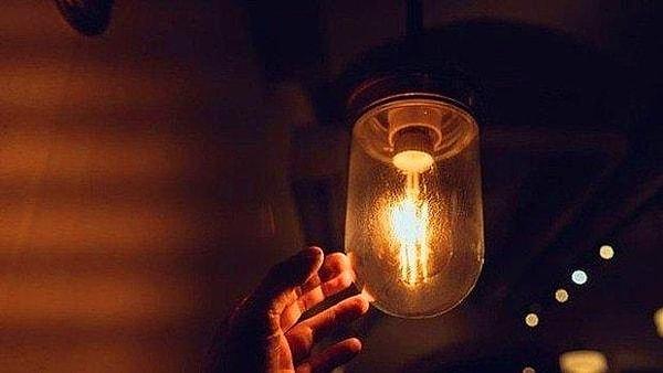 İstanbul'da yaşayan vatandaşlar oluşan elektrik kesintileri ardından elektriklerin ne zaman geleceğini araştırmaya başladı.