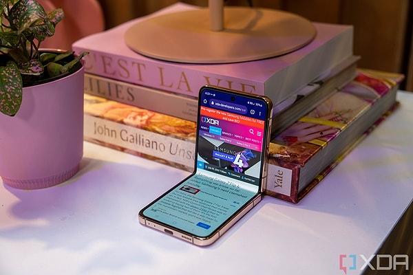 Ekran konusunda da iPhone 13 Pro çok akıcı ve parlak bir ekran olmasına rağmen Galaxy Z Flip 4 bu konuda hem ebat hem de çözünürlük bakımından daha önde yer alıyor.