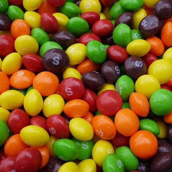 Meyve aromalı şeker olan Skittles, çok popüler bir Amerikan şekeri. İçeriğinde bulunan titanyum dioksit, sürekli tüketimde DNA'da kalıcı hasara yol açıyor! Bu sebeple İsveç ve Norveç kesin kurallarla bu şekerlemeyi ülkelerinde yasakladı.