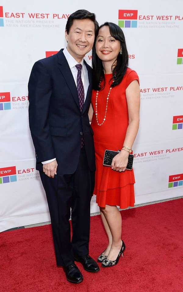 13. Кен Чжон познакомился с Тран Хо на вечеринке для одиноких врачей, когда он еще был практикующим врачом.