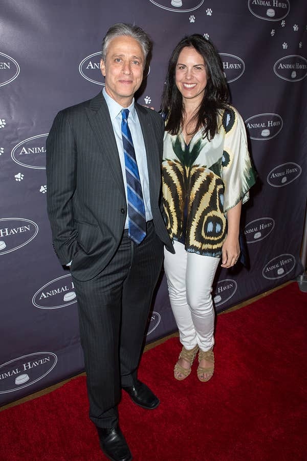 17. Джон Стюарт познакомился с ветеринарным техником Трейси Макшейн на свидании вслепую, назначенном ее соседкой по комнате.