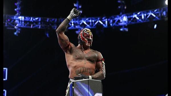 John Cena'dan sonra ki en sevilen sporculardan olan Rey Mysterio, 1,68 metrelik boyuyla birçok güreşçiye meydan okuyordu.