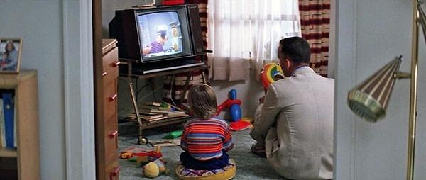 16. 'Forrest Gump' filmindeki televizyona dikkat! Jenny, oğlunu Forrest ile tanıştırdığında bu ikili televizyondaki karakterlerle aynı kıyafeti giymişler!