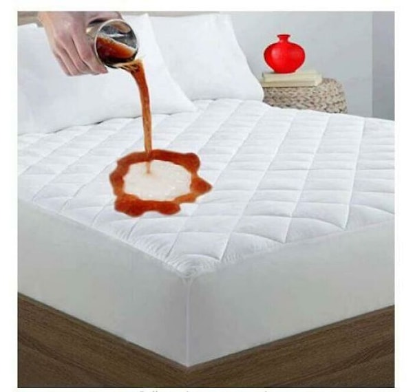 26. Наматрасник, который спасет вас от гигантских рук, выливающих старую газировку на невидимую поверхность