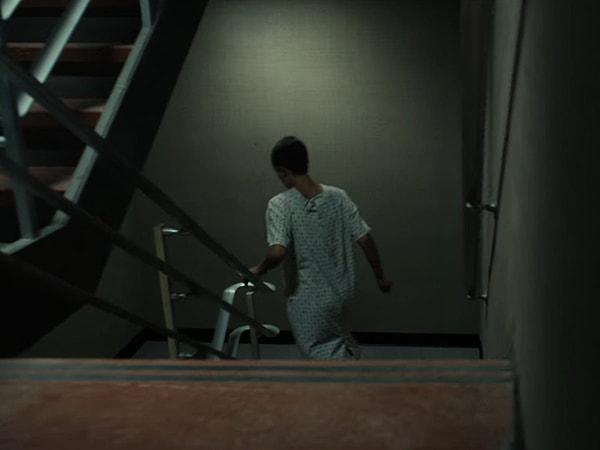 7. Eleven'ınn kaçış girişiminde bir merdivenden aşağı koştuğunu görmüştük, Hopper'ı kendi geçmişe dönüş sahnelerinde de tam olarak bu merdiven boşluğunu görmüştük.