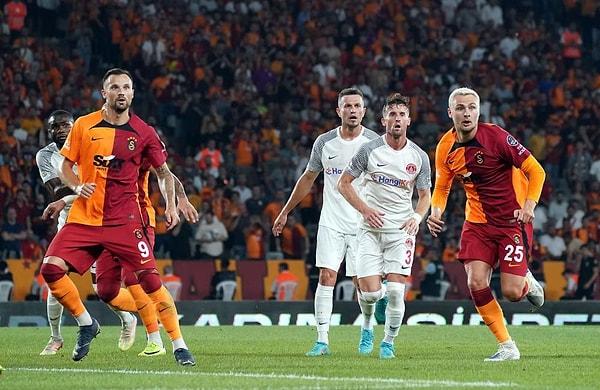 Maçın ilk yarısında vasat bir oyun sergileyen Galatasaray taraftarlarını memnun edemedi.