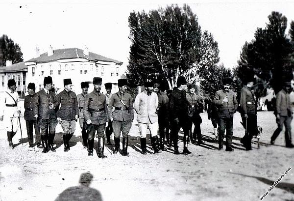 27 Temmuz 1922'de Gazi, Akşehir'dedir. Aslında buraya 4 gün önce gelir ve İngiliz General Townshend ile görüşür. Mustafa Kemal Paşa'nın söylediğine göre bu iyi bir bahane olur.