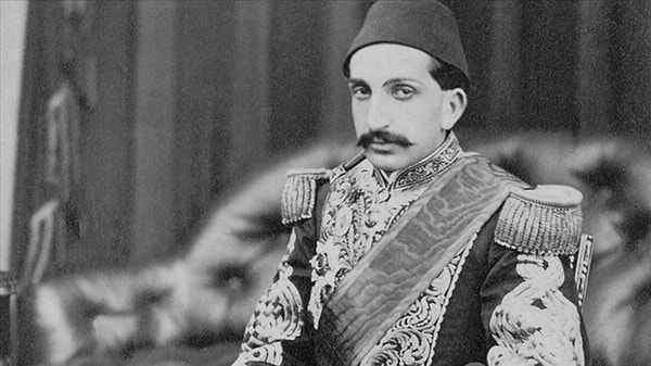 9. Mustafa Kemal Atatürk’ün doğduğu yıl tahtta olan Osmanlı padişahı İkinci Abdülhamid'dir.