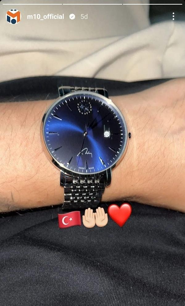 Bugün ise üzerinde Cumhurbaşkanlığı forsu ve Cumhurbaşkanı Recep Tayyip Erdoğan'ın imzası bulunan kol saatini sosyal medya hesabından paylaştı