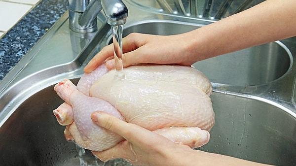 2. "Tavuğu pişirmeden önce yıkamak üzerinde bulunan bakterilerden arındırır."