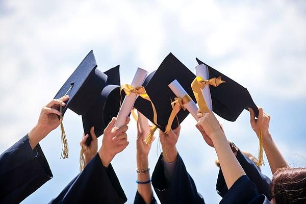 Siyah bir cübbe, fırlatılan kepler, alınan 'kağıttan' diplomalar... Bir mezuniyette daha farklı ne olabilir ki?