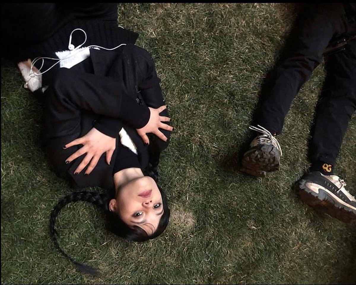 Дата выхода венсдей 2. Уэнсдей Аддамс 2022. Wednesday Addams 2022 Дженна Ортега. Уэнздей Аддамс 2022. Уэндсжей Адамс Дженна ортага.