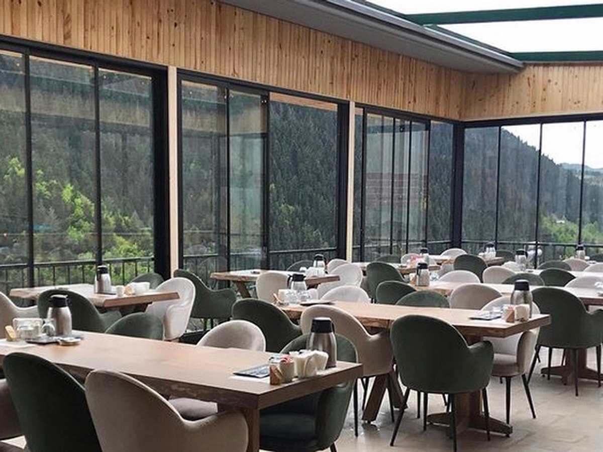 Geniş menüsü sayesinde her damak tadına göre burada yemek bulmak mümkün. 