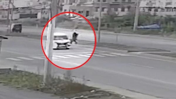 Yaya geçidinin birkaç metre önünden karşıya geçmeye çalışan kadına o sırada hızla gelen bir minibüs çarptı.