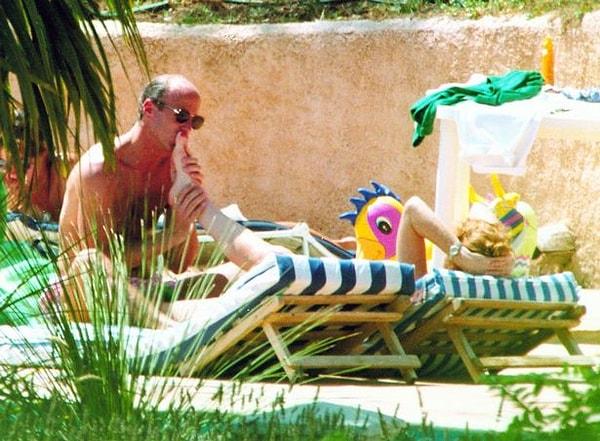 9. “Fergie” olarak da bilinen Sarah Ferguson, Kraliçe Elizabeth’in oğlu Prens Andrew ile 1986 yılında evlendi. Ancak yıllar sonra gazeteciler, Fergie’nin John Bryan isimli Amerikalı iş insanına ayaklarını yalattığı fotoğrafı yayınladılar ve olaylar büyüdü…