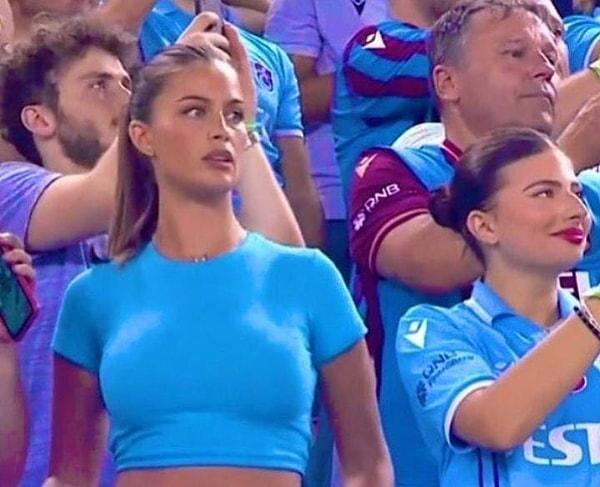 Maç sırasında tirübünlerde yerini alan manken, Trabzonspor'a desteğini esirgemedi ve görüntüsü yayıncı kuruluşlara da yansıdı