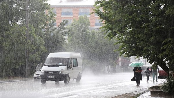 Meteoroloji 25 Ağustos Perşembe günü için hava durumunu yayınlandı. Yağışların birkaç gün süreceği belirtilirken sel ve su baskınlarına karşı da uyarılarda bulunuldu.