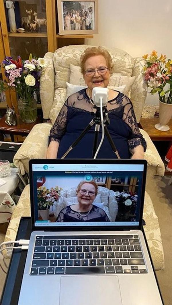Haziran ayında vefat eden 87 yaşındaki Yahudi Katliamı Aktivisti İngiliz Marina Smith, StoryFile adlı teknoloji şirketi sayesinde ölümünden sonra oğlunun ve cenazesine katılanların sorularına yanıt verdi, onlara hitaben bir konuşma yaptı.