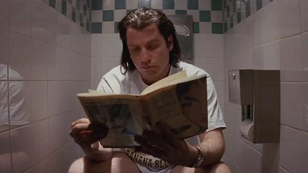 17. 'Pulp Fiction' filmindeki Vincent Vega karakterini sürekli olarak tuvalette görmemizin sebebi kullandığı uyuşturucunun yan etki olarak kabızlığa sebep olması!