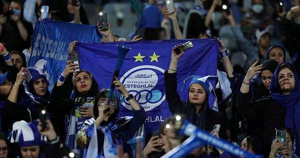 İran'da ilk kez kadınların Süper Lig maçını tribünden izlemesine izin verildi