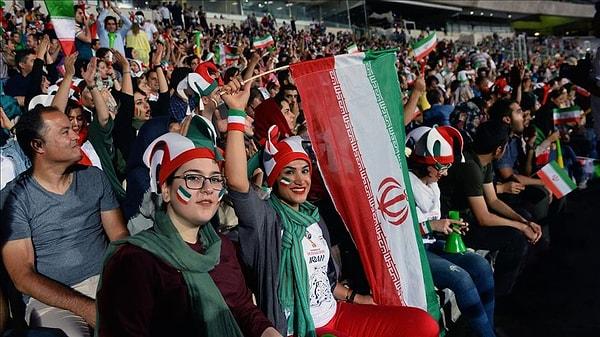 İran'da kadınlar, 1979 devriminden sonra ilk kez 16 Ekim 2018'de İran -Bolivya karşılaşmasını izlemek üzere stadyuma alınmış, fakat maçı izlemek için seçilen sadece 100 kadın tribünlerden seyredebilmişti.