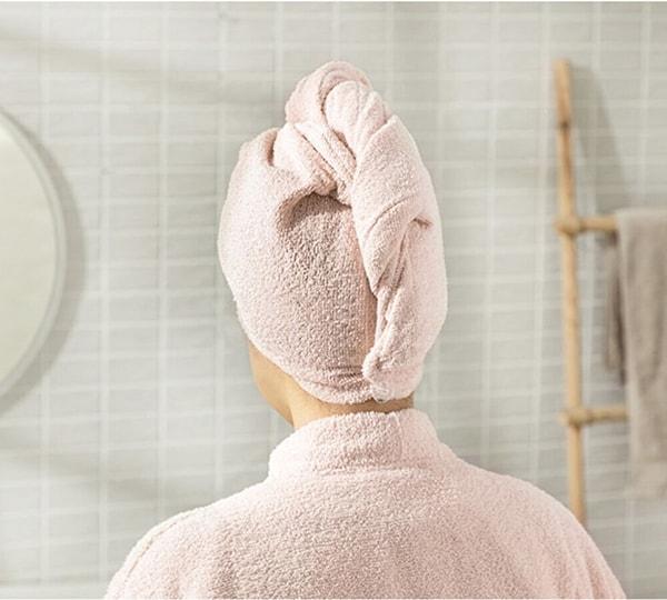 3. Duştan çıktıktan sonra hemen saçınızı kurutmak zorunda kalmayacağınız havlu boneyi mutlaka edinmelisiniz.