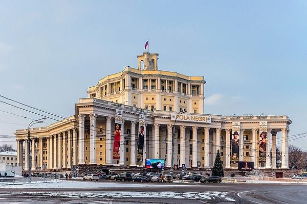 Stalinist mimari, aynı zamanda Sosyalist Klasisizm olarak da adlandırılmıştır. Yukarıdaki Sergi kemerinde gördüğümüz gibi...
