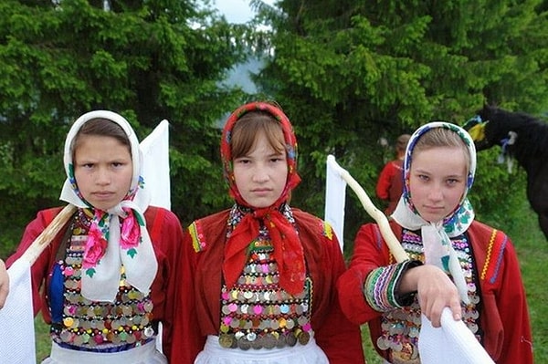 Türk kültürleri Fars kültüründen çok fazla etkilendiği için ülkelerin isimlerinin sonunda bir 'Stan' eki bulunuyor. Ancak eski Türk ismini benimseyen sadece bir millet bulunuyor. Mari El Cumhuriyeti olarak bilinen bölge Finno-Ugrik bir kökene sahip.