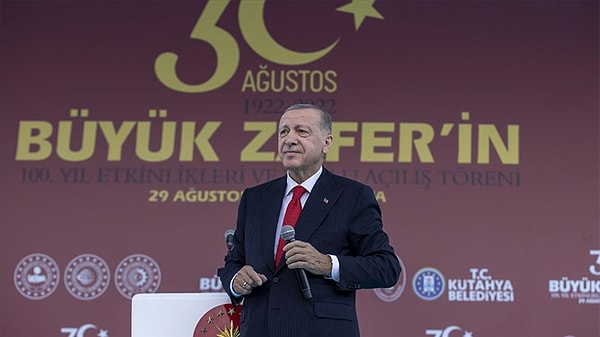 Erdoğan, yurttaşlardan 'Sabır' isteyerek 'Bir de utanmadan sıkılmadan diyorlar ki işsizlik var. Ne işsizliği ya? Yeter ki iş istesin vatandaş, iş. İş çok" dedi.