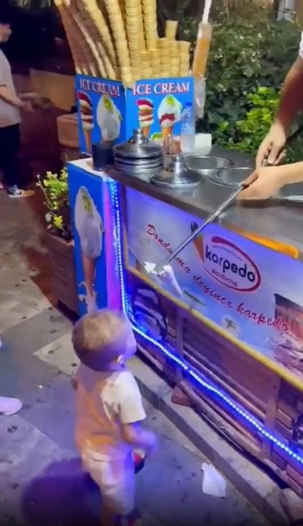 Ailesiyle gezmeye çıkan küçük erkek çocuğunun durağı, her çocuk gibi Maraş dondurmacısı oldu. Maraş dondurmacılarının ortak özelliğini hepimiz biliyoruz... Dondurmayı almak için 40 takla atmamız gerekiyor.