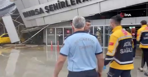 Bursa'da etkili olan sağanak yağış şehirlerarası otobüs terminalininin çatısını çökertti.