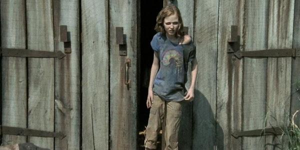 12. 'The Walking Dead' dizisinde Sophia'nın aslında çiftlikteki zombi kümesinden çıkması!