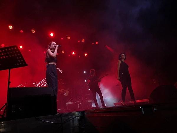 Gülşen'in kliplerinden kesintilerle derlenen bir gösterim ile sahneye çıkan orkestra ve vokaller Gülşen'in sevilen parçası 'Yurtta Aşk Cihanda Aşk' şarkısı ile açılış yaptı.