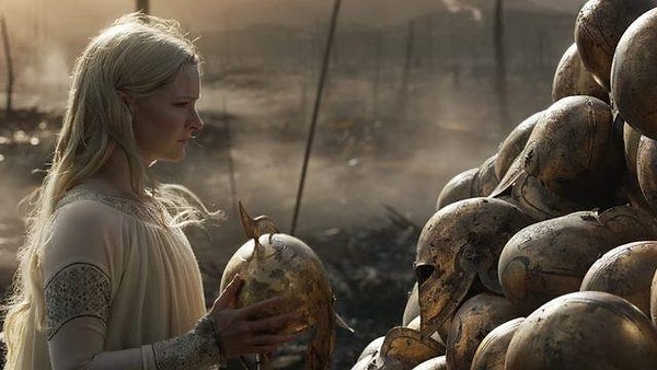 Diziyle ilgili bir diğer eleştirilen nokta da Galadriel'in yansıtılması aslında. Tolkien'in kitabında Galadriel, dizidekinden çok daha farklı sunuluyor bize aslında.