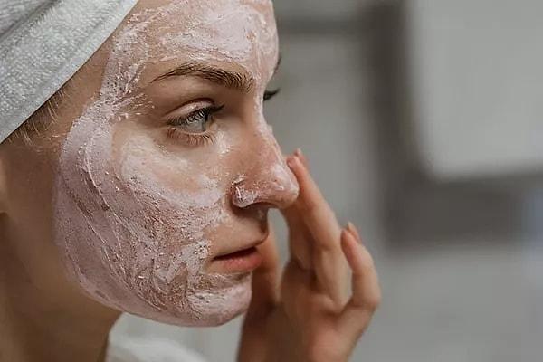 8. Peeling yapmak cildin temizlenmesine yardımcı olur.