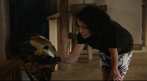 9. Jen, evin etrafına bakarken kırık bir Iron Man miğferi görür. Bu özel kask, Avengers: Age of Ultron'daki Iron Legion'daki kasklardan birine benziyor.