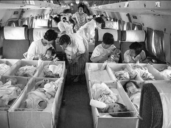 11. Güney Koreli bebekler evlat edinilmek üzere Amerika'ya gönderildiği esnada çekilen fotoğraf (1956):