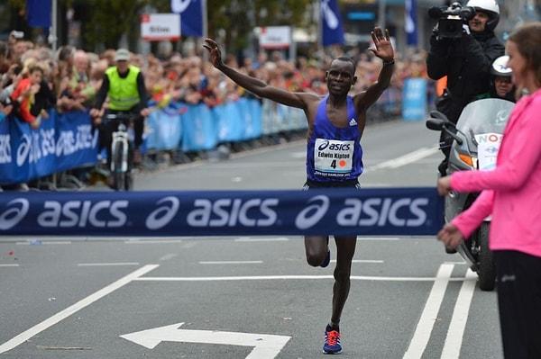 Etkinlikte 19 binden fazla koşucu yarıştı. Erkeklerde Kenyalı Edwin Kiptoo, tüm maraton parkurunu iki saat on dakikada bitirerek birinci oldu.