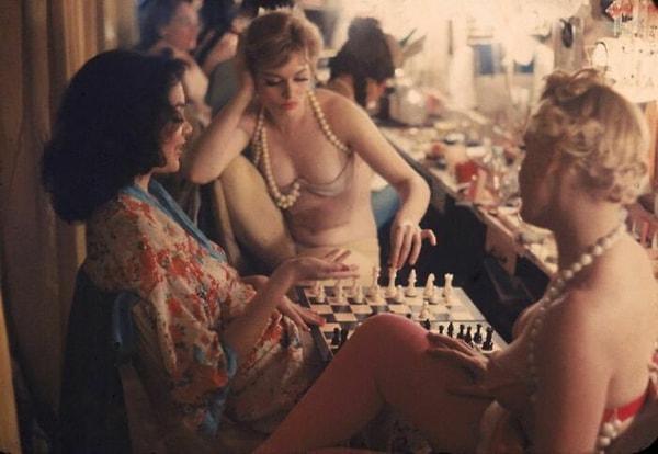 21. Şova çıkmadan önce kuliste satranç oynayan kadınlar (1958):