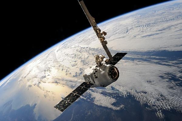 2003 yılında Çin’in uzaya gönderdiği ilk astronot Yang Liwei, uzay gemisinin gövdesinden bir tıklama sesi duyduğunu anlattı.