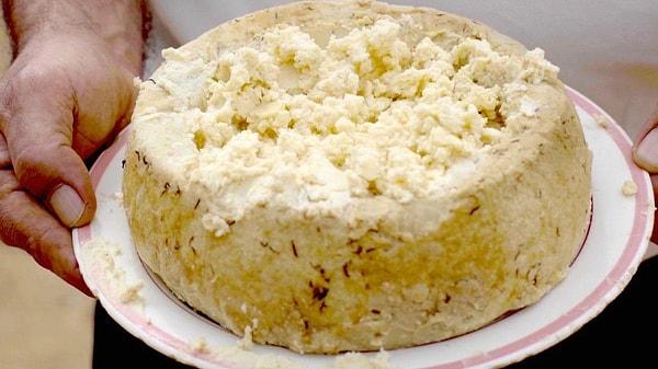 Casu marzu, İtalya'nın Sardinya adasında üretilen bir tür koyun peyniri. Ama iş bu kadar masum değil... Bu peynirin içinde canlı böcek larvaları bulunuyor!