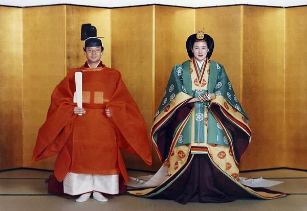 Öncelikle yüzyıllardır imparatorlukla yönetilen Japonya’da tarihi dönemler, imparatorun adına ve ülkenin durumuna göre isimlendiriliyor ve imparatorun tahttan inmesi bir devrin sonu oluyor.