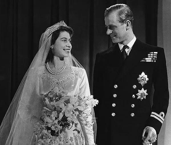 Elizabeth 1947'de Edinburgh Dükü Philip ile hayatını birleştirdi.