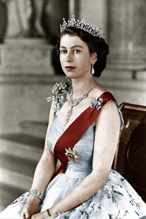 Babasının yerine İngiliz Milletler Topluluğu'na başkan seçilen Kraliçe Elizabeth, Westminster Abbey'de taç giyen Elizabeth ikonik kilisede taç giyen 39. hükümdar oldu.