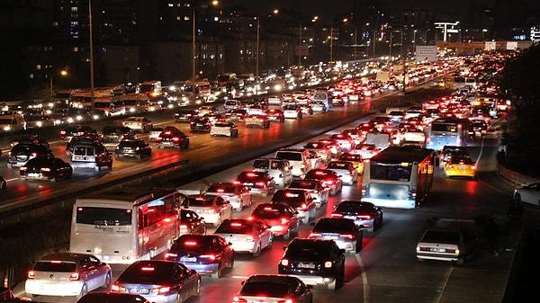 8. Trafikteki rahatlama, İstanbul'da uzun yıllar yaşamış ve trafiğine alışmış birini şok edecek düzeydeydi. Hafta içi, en yoğun saatlerde bile tıkalı olması gereken yollar açıktı.
