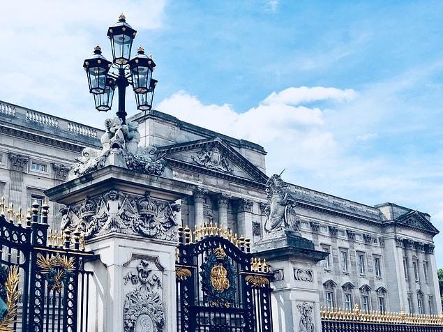 2. Elizabeth II a reçu une éducation privée au palais de Buckingham.
