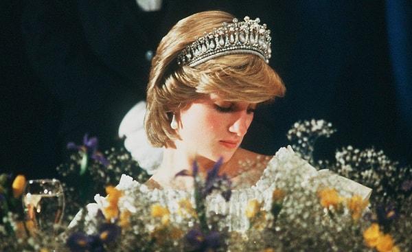 Kraliyet ailesinin geleneklerine karşı gelmiş ve inandığı doğrunun arkasında durmaktan bir an bile vazgeçmemiş Prenses Diana , II. Elizabeth'in vefatının ardından bir kez daha gündem oldu.